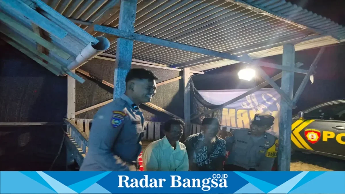 Polisi saat berdialog dengan warga di Pos Kamling RT 01 Desa Gampangsejati, Jumat (18/9/2026). (Dok. Ho/RadarBangsa.co.id)