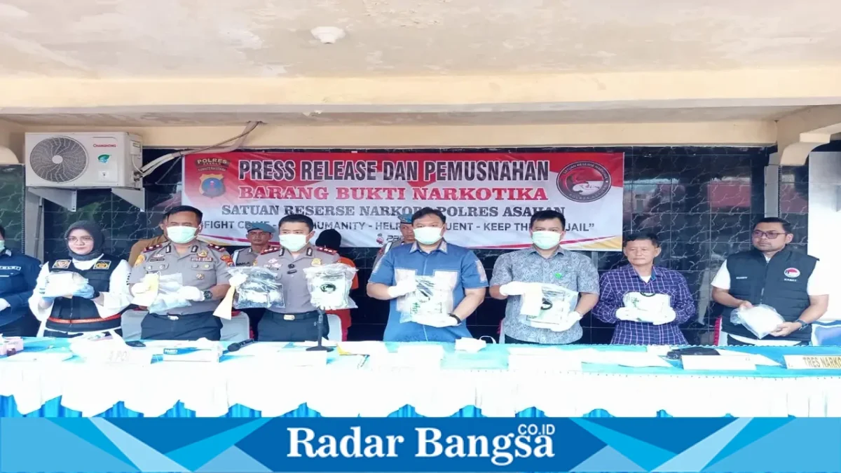 Kapolres Asahan AKBP Adi Dharma Pramudhita memimpin pemusnahan barang bukti narkoba di halaman Mapolres Asahan, Jumat (25/9/2026). (Dok. Ho/RadarBangsa.co.id)