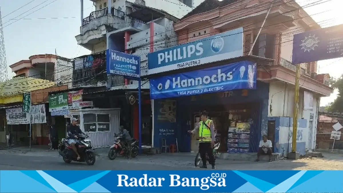 Anggota Polsek Laren melakukan pengaturan dan pemantauan lalu lintas pagi di depan SMPN 1 Laren dan Simpang Lima Pasar, Senin (28/9/2026).