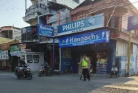 Anggota Polsek Laren melakukan pengaturan dan pemantauan lalu lintas pagi di depan SMPN 1 Laren dan Simpang Lima Pasar, Senin (28/9/2026).