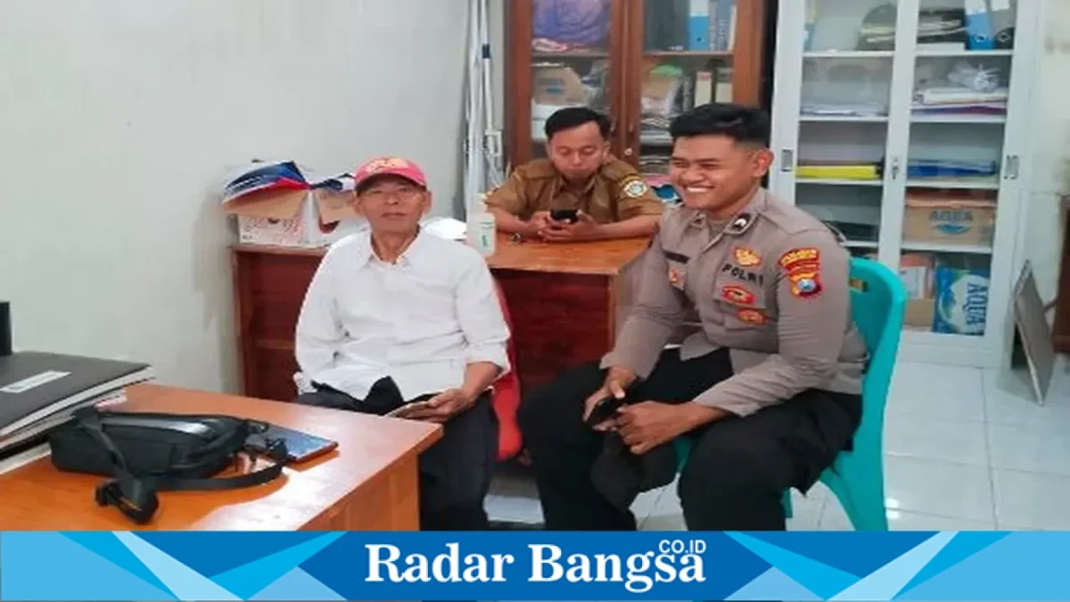 Personel Polsek Laren saat berdialog dengan perangkat Desa Gampangsejati, Kamis (17/9/2026). (Dok. Ho/RadarBangsa.co.id)