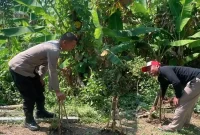Personel Polsek Laren mendampingi petani mengecek tanaman terong di Desa Pelangwot, Kecamatan Laren, Kabupaten Lamongan, Jumat (25/9/2026). (Dok. Ho/RadarBangsa.co.id)