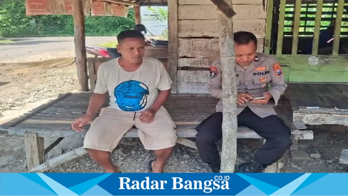 Personel Polsek Laren berdialog dengan perangkat Desa Gampangsejati dalam patroli kamtibmas, Minggu (20/9/2026). (Dok. Ho/RadarBangsa.co.id)