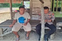 Personel Polsek Laren berdialog dengan perangkat Desa Gampangsejati dalam patroli kamtibmas, Minggu (20/9/2026). (Dok. Ho/RadarBangsa.co.id)
