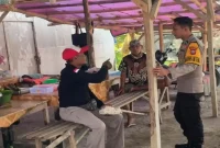 Aiptu Sukartono bersama Bripda Mirza saat melaksanakan patroli dialogis di Desa Siser, Selasa (22/9/2026). (Dok. Ho/RadarBangsa.co.id)