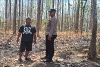 Petugas Polsek Laren saat melaksanakan patroli antisipasi karhutla di area hutan Desa Gampangsejati, Rabu (2/9/2026). (Dok. Ho/RadarBangsa.co.id)