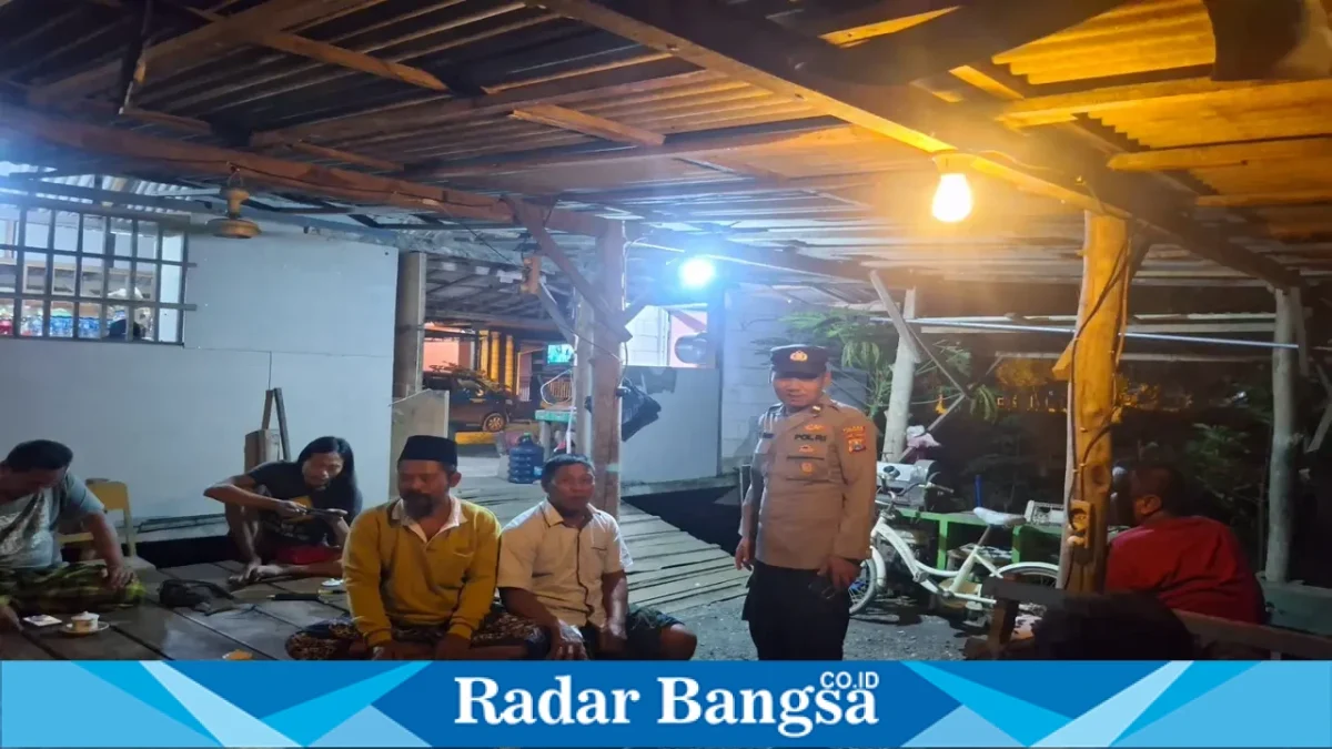Polsek Laren menyambangi warga Desa Gampangsejati untuk menyosialisasikan aturan pemasangan bendera, Selasa (29/9/2026) malam. (Dok. Ho/RadarBangsa.co.id)