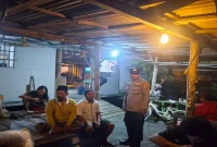 Polsek Laren menyambangi warga Desa Gampangsejati untuk menyosialisasikan aturan pemasangan bendera, Selasa (29/9/2026) malam. (Dok. Ho/RadarBangsa.co.id)