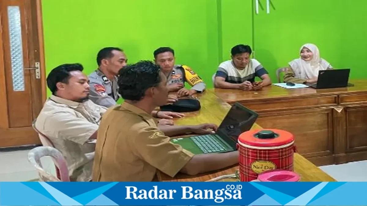 Personel Polsek Laren saat patroli dialogis di Desa Laren, Kecamatan Laren, Lamongan, Rabu (16/9/2026). (Dok. Ho/RadarBangsa.co.id)
