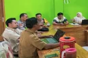 Personel Polsek Laren saat patroli dialogis di Desa Laren, Kecamatan Laren, Lamongan, Rabu (16/9/2026). (Dok. Ho/RadarBangsa.co.id)