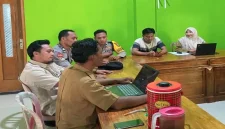 Personel Polsek Laren saat patroli dialogis di Desa Laren, Kecamatan Laren, Lamongan, Rabu (16/9/2026). (Dok. Ho/RadarBangsa.co.id)