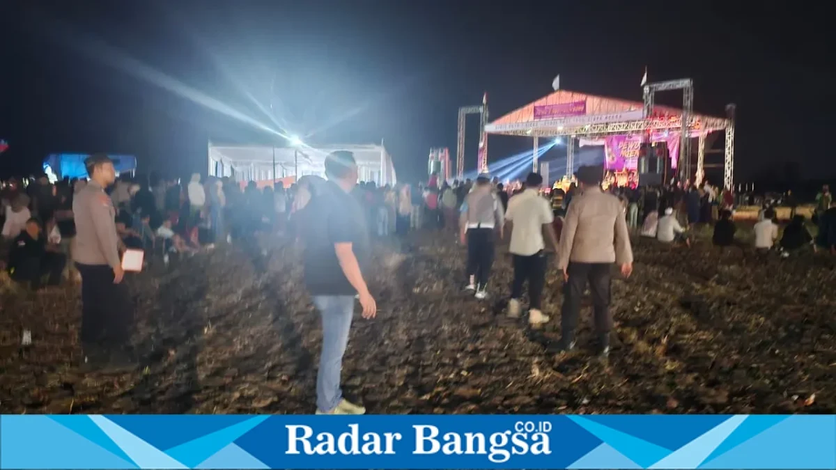 Polsek Tikung bersama Satpol PP dan Linmas mengamankan pertunjukan jaranan Sedekah Bumi di Lapangan Sindu Joyo, Kamis (17/9/2026). (Dok. Ho/RadarBangsa.co.id)