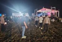 Polsek Tikung bersama Satpol PP dan Linmas mengamankan pertunjukan jaranan Sedekah Bumi di Lapangan Sindu Joyo, Kamis (17/9/2026). (Dok. Ho/RadarBangsa.co.id)