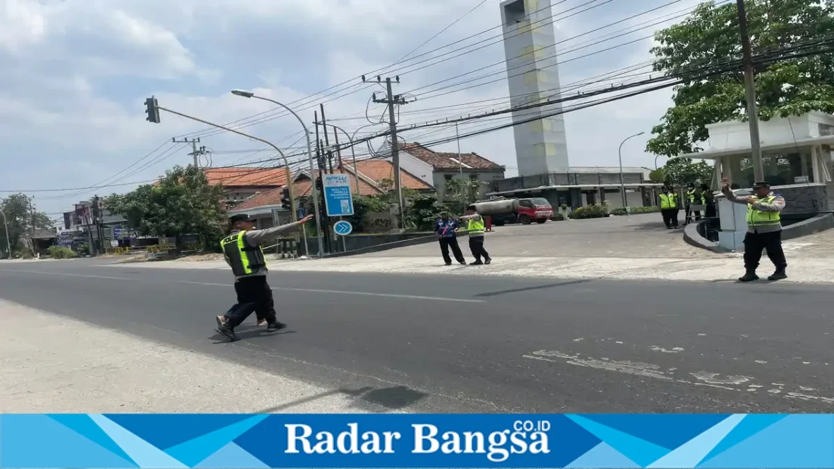 Personel Polsek Tikung mengamankan dan mengatur arus lalu lintas saat Sholat Jumat di Masjid Namira, Jumat (18/9/2026). (Dok. Ho/RadarBangsa.co.id)