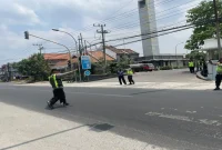 Personel Polsek Tikung mengamankan dan mengatur arus lalu lintas saat Sholat Jumat di Masjid Namira, Jumat (18/9/2026). (Dok. Ho/RadarBangsa.co.id)