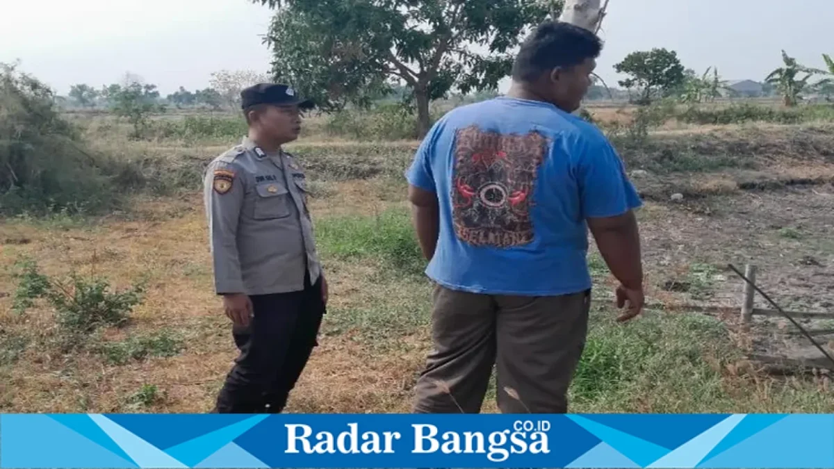 Anggota Polsek Tikung memberikan edukasi kepada warga terkait pencegahan kebakaran di Dusun Pule, Desa Bakalanpule, Minggu (27/9/2026).