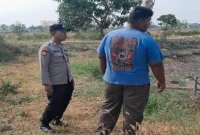 Anggota Polsek Tikung memberikan edukasi kepada warga terkait pencegahan kebakaran di Dusun Pule, Desa Bakalanpule, Minggu (27/9/2026).