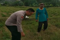 Anggota Polsek Tikung saat monitoring lahan tanaman jagung warga, Selasa (1/9/2026). (Dok Ho/RadarBangsa.co.id)