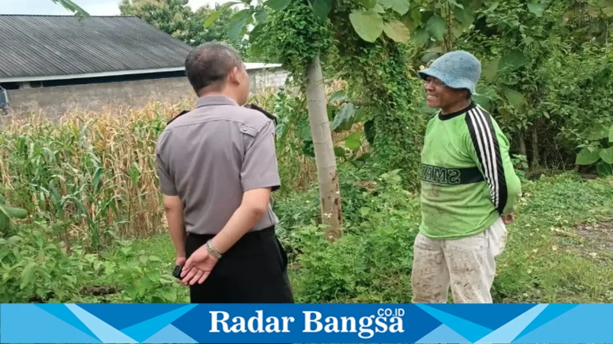 AIPTU M Irawan bersama warga memonitor tanaman kangkung di Desa Bakalanpule, Kecamatan Tikung, Lamongan, Senin (21/9/2026). (Dok. Ho/RadarBangsa.co.id)