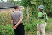 AIPTU M Irawan bersama warga memonitor tanaman kangkung di Desa Bakalanpule, Kecamatan Tikung, Lamongan, Senin (21/9/2026). (Dok. Ho/RadarBangsa.co.id)