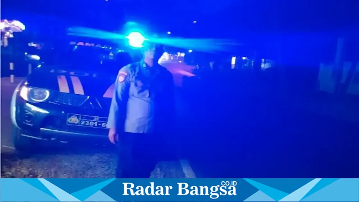 Anggota Polsek Tikung melaksanakan patroli Blue Light di sejumlah jalur wilayah Tikung, Jumat (18/9/2026). (Dok. Ho/RadarBangsa.co.id)