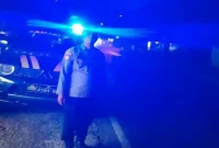 Anggota Polsek Tikung melaksanakan patroli Blue Light di sejumlah jalur wilayah Tikung, Jumat (18/9/2026). (Dok. Ho/RadarBangsa.co.id)