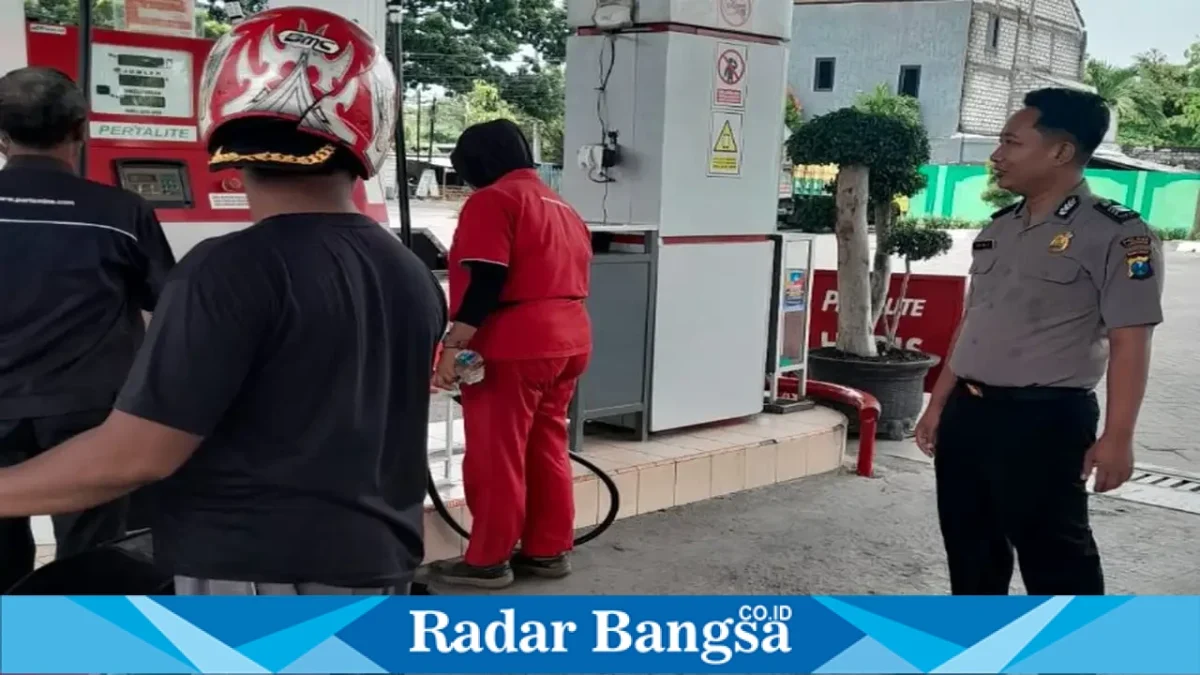 Petugas Polsek Tikung saat melaksanakan Patroli Kota Presisi di sejumlah objek vital wilayah Tikung, Lamongan, Senin (21/9/2026). (Dok. Ho/RadarBangsa.co.id)