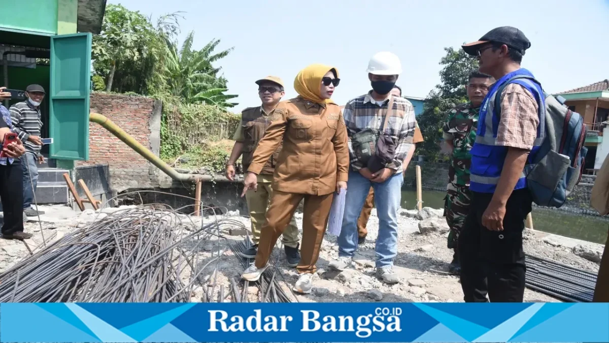 Wakil Bupati Sidoarjo Mimik Idayana saat melakukan inspeksi proyek peningkatan kapasitas rumah pompa Sidokare, Sidoarjo, Senin (28/9/2026). (Dok. Ho/RadarBangsa.co.id)