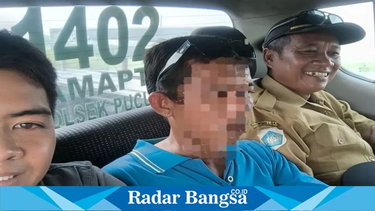 Penanganan pria diduga ODGJ oleh petugas Polsek Pucuk di Lamongan, Senin (21/9/2026). (Dok. Ho/RadarBangsa.co.id)