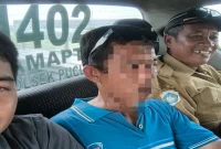 Penanganan pria diduga ODGJ oleh petugas Polsek Pucuk di Lamongan, Senin (21/9/2026). (Dok. Ho/RadarBangsa.co.id)