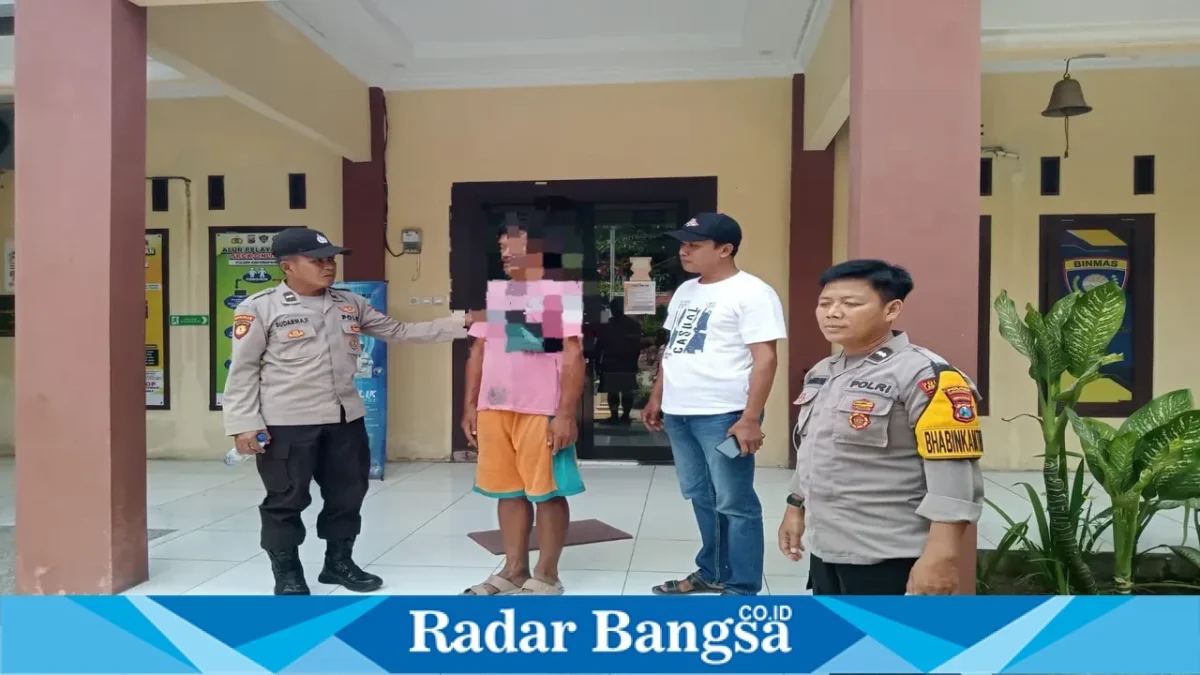 Petugas Polsek Kedungpring menangani pria yang diduga mengalami gangguan jiwa di Desa Tlanak, Lamongan, Minggu (20/9/2026). (Dok. Polres Lamongan)