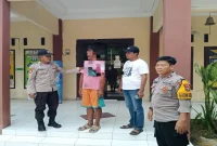 Petugas Polsek Kedungpring menangani pria yang diduga mengalami gangguan jiwa di Desa Tlanak, Lamongan, Minggu (20/9/2026). (Dok. Polres Lamongan)