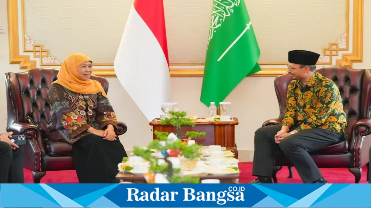 Gubernur Jawa Timur Khofifah Indar Parawansa saat melakukan courtesy call dengan Konjen RI Jeddah Sugiri Suparwan di Kantor KJRI Jeddah, Kamis (24/9). (Dok. Ho/RadarBangsa.co.id)