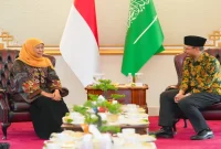 Gubernur Jawa Timur Khofifah Indar Parawansa saat melakukan courtesy call dengan Konjen RI Jeddah Sugiri Suparwan di Kantor KJRI Jeddah, Kamis (24/9). (Dok. Ho/RadarBangsa.co.id)