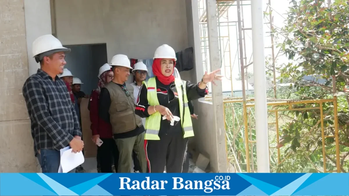 Wakil Bupati Sidoarjo Mimik Idayana melakukan sidak pembangunan RSUD Sedati, Jumat (25/9/2026), untuk mengecek progres dan kualitas bangunan. (Dok. Ho/RadarBangsa.co.id)