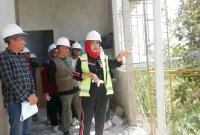 Wakil Bupati Sidoarjo Mimik Idayana melakukan sidak pembangunan RSUD Sedati, Jumat (25/9/2026), untuk mengecek progres dan kualitas bangunan. (Dok. Ho/RadarBangsa.co.id)