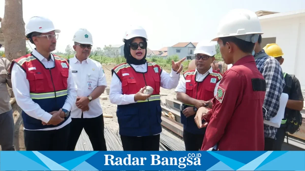 Wakil Bupati Sidoarjo Mimik Idayana saat melakukan sidak pembangunan Gedung HD Lantai 2 RSUD Sidoarjo Barat, Rabu (30/9/2026). (Dok. Ho/RadarBangsa.co.id)