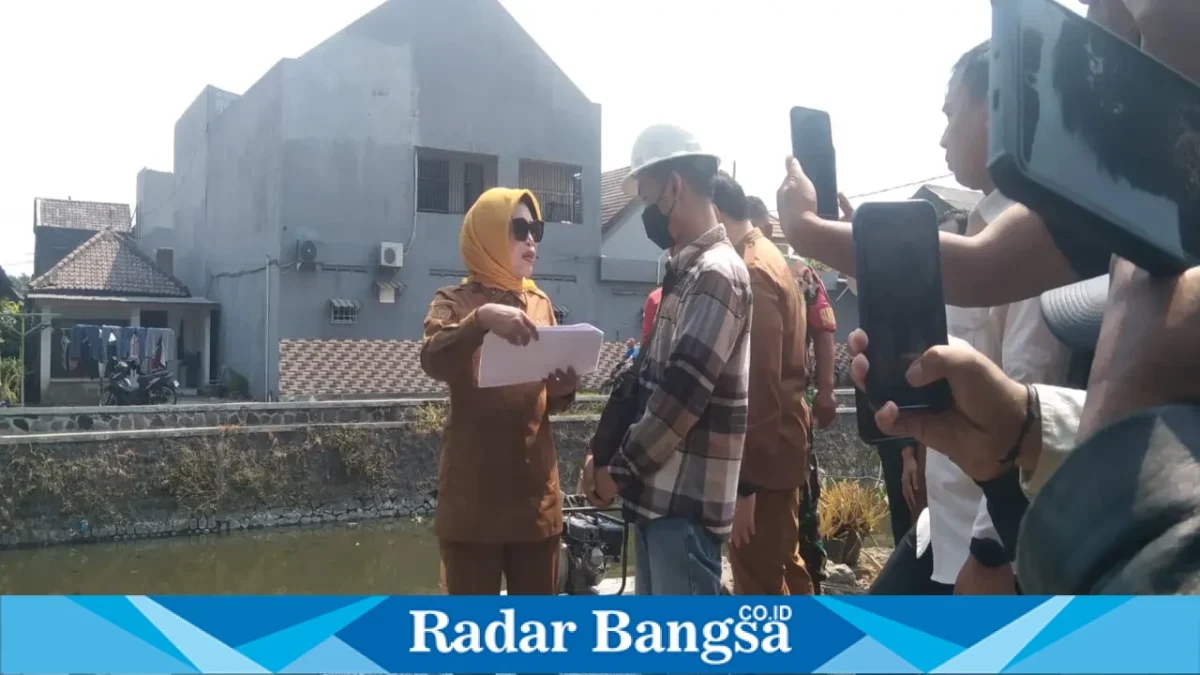 Wakil Bupati Sidoarjo Mimik Idayana saat melakukan sidak Proyek Perbaikan Sistem Rumah Pompa Sidokare I dan II, Senin (28/9/2026). (Dok. Ho/RadarBangsa.co.id)