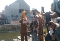 Wakil Bupati Sidoarjo Mimik Idayana saat melakukan sidak Proyek Perbaikan Sistem Rumah Pompa Sidokare I dan II, Senin (28/9/2026). (Dok. Ho/RadarBangsa.co.id)