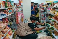 Satgas Pangan Polres Pasuruan melakukan sidak harga dan ketersediaan beras di Pasar Bangil. (Foto Dok Ho/RadarBangsa.co.id)