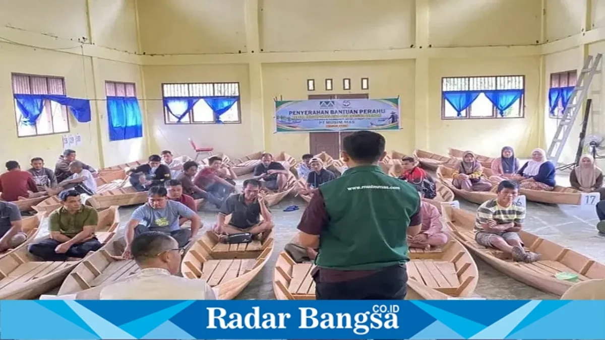 PT Musim Mas menyerahkan bantuan 30 unit perahu dayung kepada kelompok nelayan Desa Tanjung Beringin, Kecamatan Pangkalan Kuras, Kabupaten Pelalawan, Riau. (Dok. Ho/RadarBangsa.co.id)