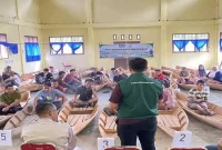 PT Musim Mas menyerahkan bantuan 30 unit perahu dayung kepada kelompok nelayan Desa Tanjung Beringin, Kecamatan Pangkalan Kuras, Kabupaten Pelalawan, Riau. (Dok. Ho/RadarBangsa.co.id)