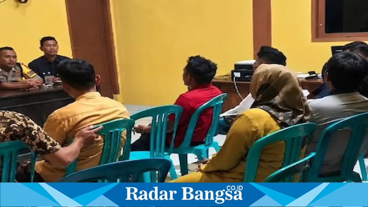 Warga saat berkumpul di Balai Desa Kemlagilor, Senin (31/8/2026). (Dok Ho/RadarBangsa.co.id)