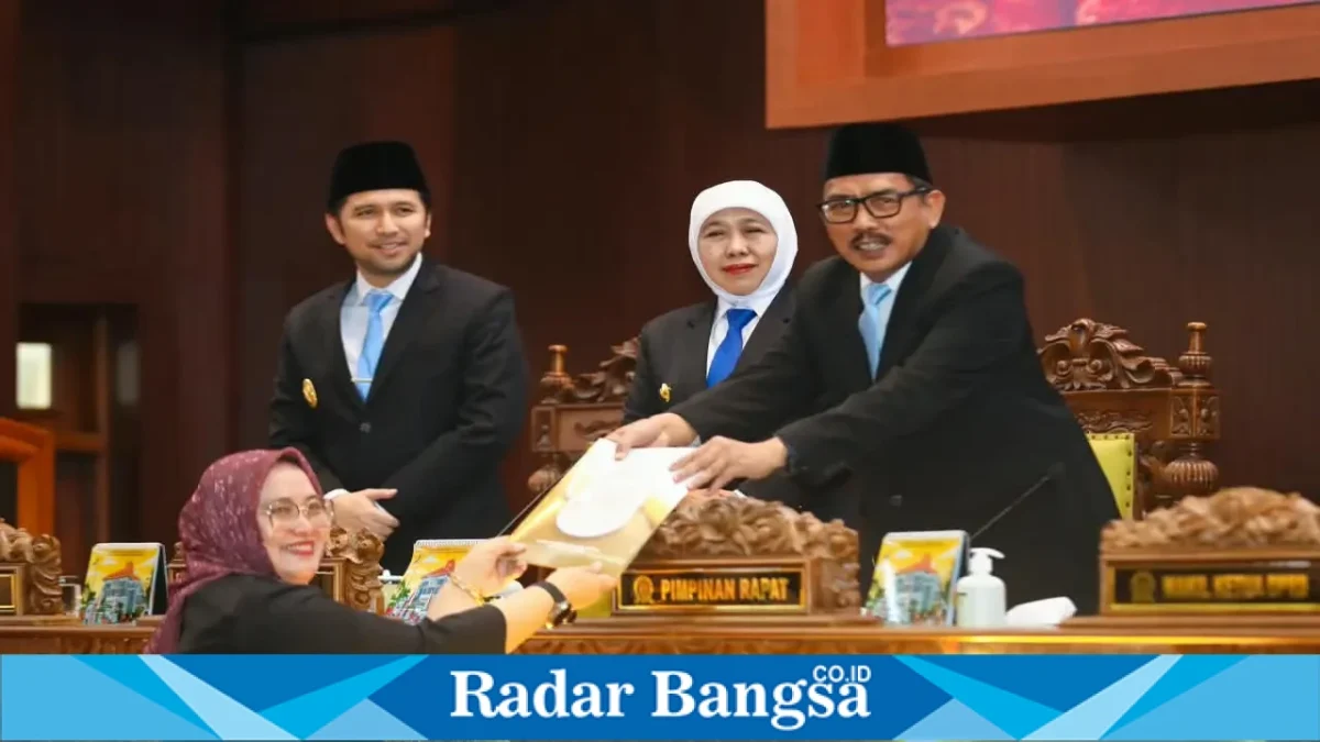 Gubernur Jawa Timur Khofifah Indar Parawansa saat menandatangani persetujuan bersama Raperda tentang Penghormatan, Perlindungan dan Pemenuhan Hak Penyandang Disabilitas di DPRD Jatim, Senin (28/9/2026). (Dok. Ho/RadarBangsa.co.id)