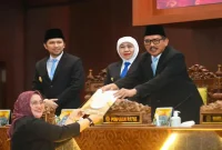 Gubernur Jawa Timur Khofifah Indar Parawansa saat menandatangani persetujuan bersama Raperda tentang Penghormatan, Perlindungan dan Pemenuhan Hak Penyandang Disabilitas di DPRD Jatim, Senin (28/9/2026). (Dok. Ho/RadarBangsa.co.id)