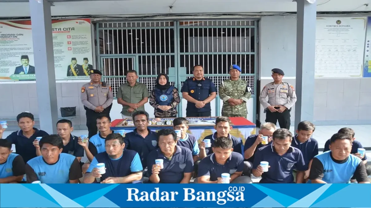 Aksi razia kilat Handphone, Pungutan Liar, dan Narkoba (Halinar) di dalam sel tahanan Lapas Kelas IIB Lamongan, Selasa (22/9/2026). (Dok. Ho/RadarBangsa.co.id)