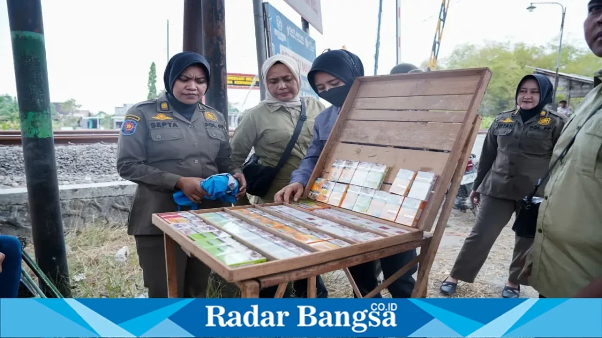 Petugas mengamankan rokok ilegal hasil operasi gabungan di Kabupaten Lamongan, Selasa (22/9). (Dok. Ho/RadarBangsa.co.id).