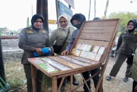 Petugas mengamankan rokok ilegal hasil operasi gabungan di Kabupaten Lamongan, Selasa (22/9). (Dok. Ho/RadarBangsa.co.id).