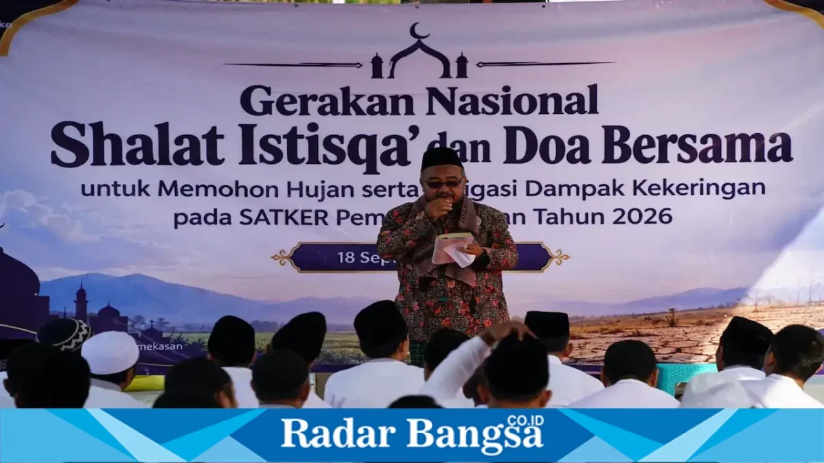 Petugas dan warga binaan Lapas Narkotika Pamekasan mengikuti Shalat Istisqa’ di lapangan Lapas, Jumat (18/9/2026). (Dok. Ho/RadarBangsa.co.id)