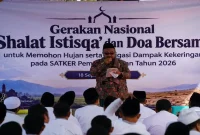 Petugas dan warga binaan Lapas Narkotika Pamekasan mengikuti Shalat Istisqa’ di lapangan Lapas, Jumat (18/9/2026). (Dok. Ho/RadarBangsa.co.id)